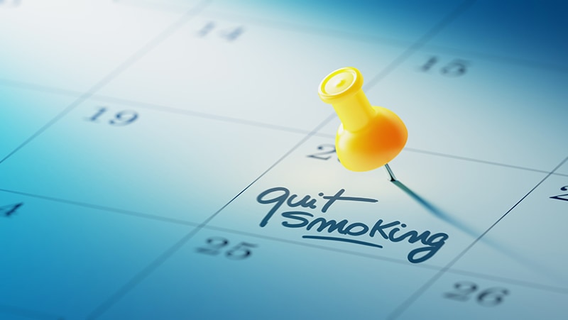 Calendar with a handwritten note to quit smoking