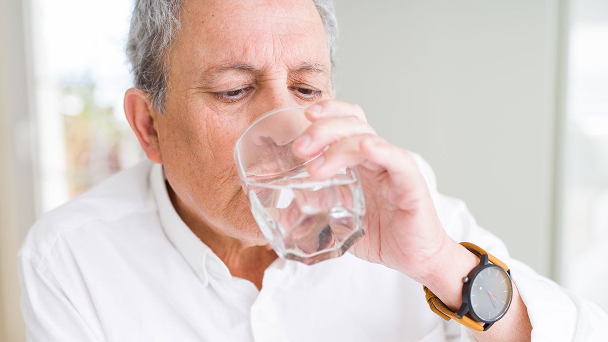 Hombre tomando un vaso de agua