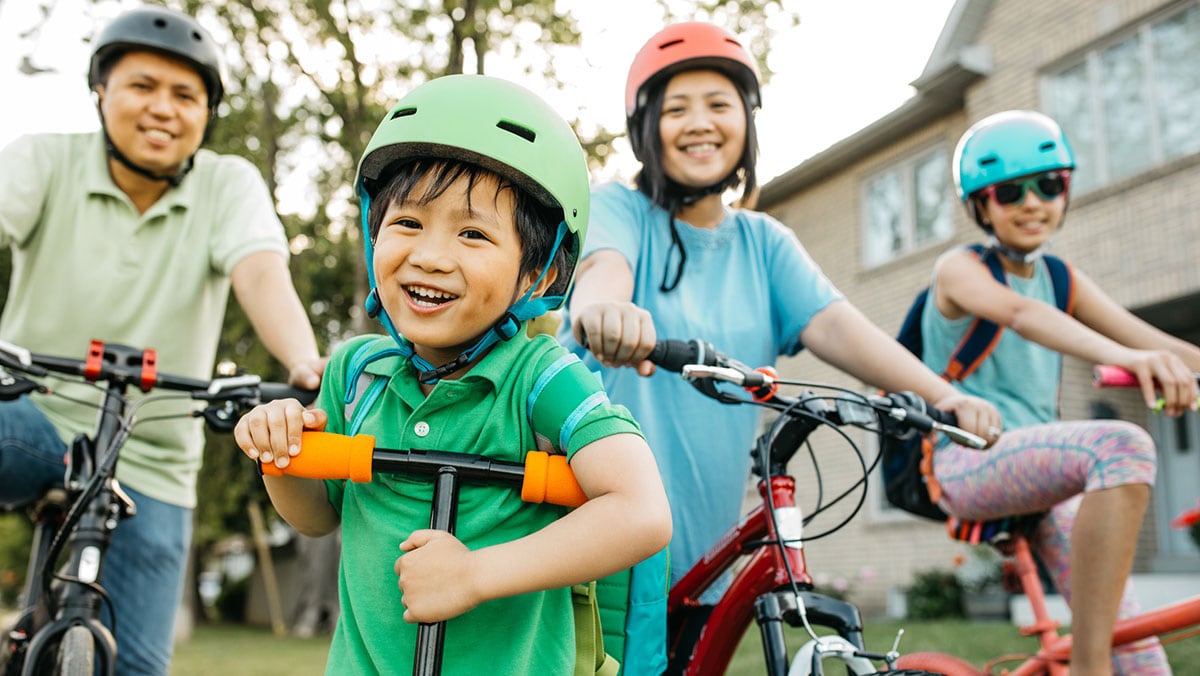 Niños andando en bicicleta con sus padres