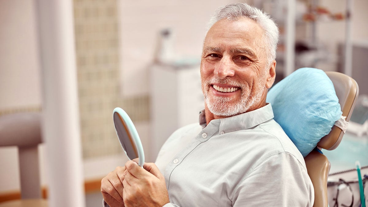 Hombre mayor en el dentista.