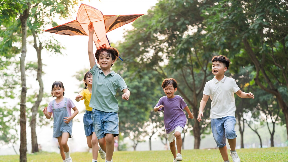 Grupo de niños jugando en un campo.