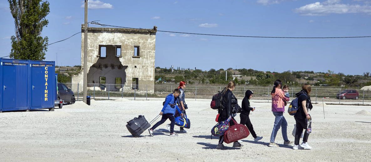 A group of Ukrainians carrying luggage as they cross to and from Ukraine at the Palanca border in Moldova.