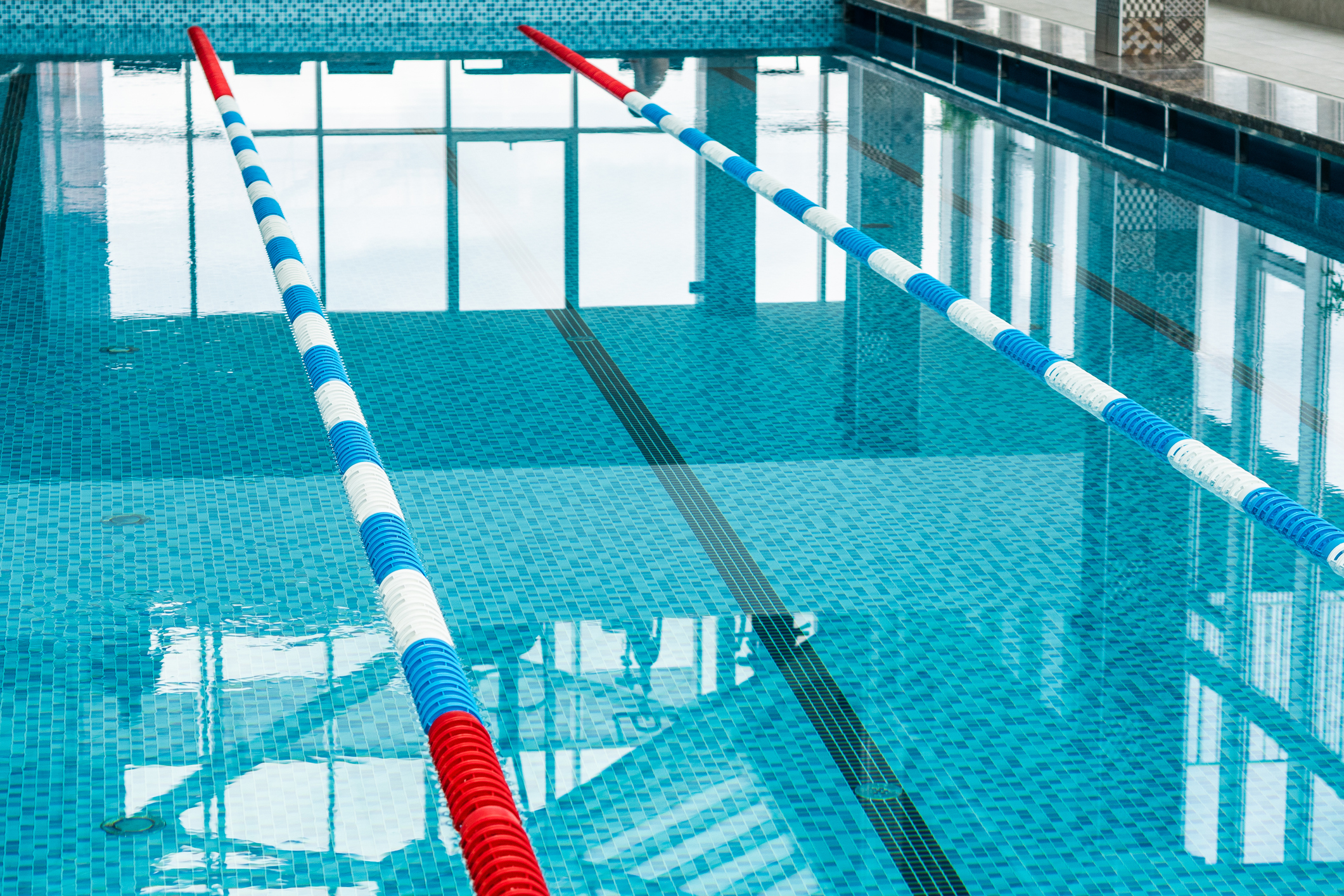 Primer plano de un carril de una piscina de interior.