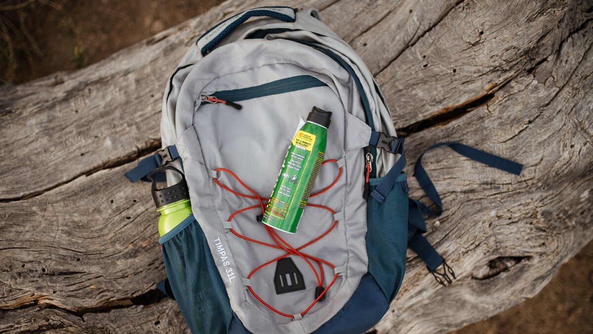 Empaque repelente de insectos para viajes o actividades al aire libre.