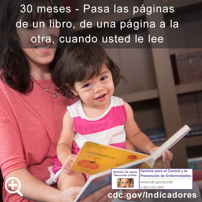 Pasa las páginas de un libro, de una página a la otra, cuando usted le lee