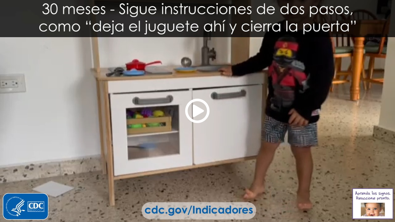 Sigue instrucciones de dos pasos, como “deja el juguete ahí y cierra la puerta”