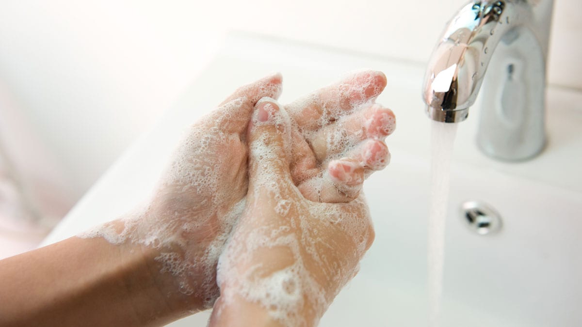 Lavado de manos con jabón y agua de la llave.