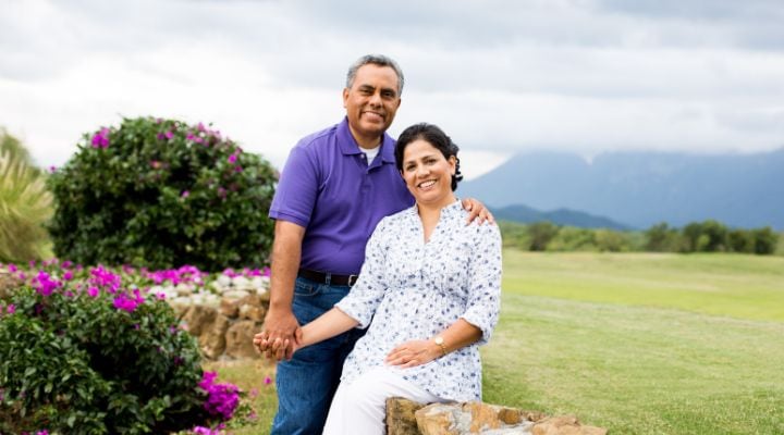 Pareja de adultos sonriendo