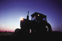 Tractor con el sol al fondo