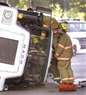 Bomberos que hacen un rescate en un carro