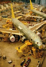 Aviones estacionados en un hangar.