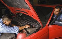 Dos hombres trabajando en un auto