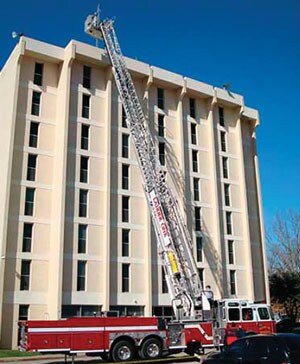 Figura 2. Plataforma aérea situada en un edificio residencial universitario para recrear la escena del incidente.