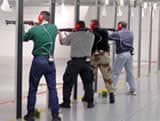 Agentes del orden público practicando en un campo de tiro.