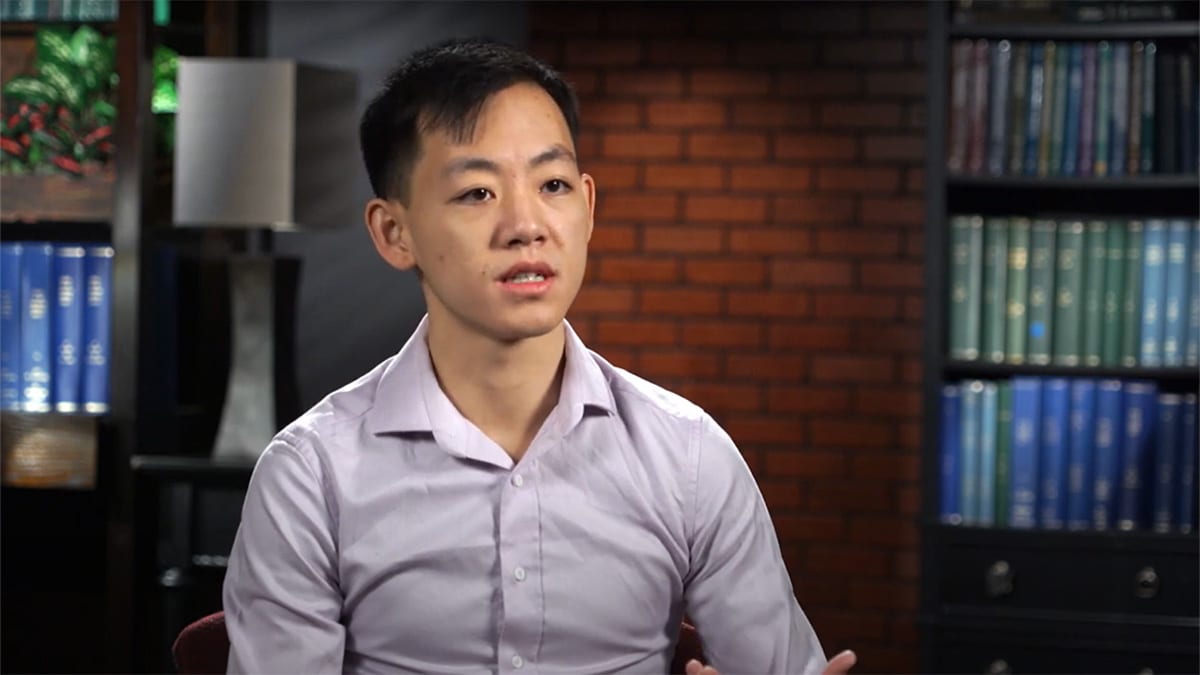 Aaron Cheng talking in a library