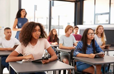 aula con estudiantes diversos