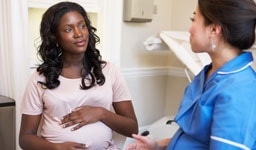 Doctor consulting pregnant woman